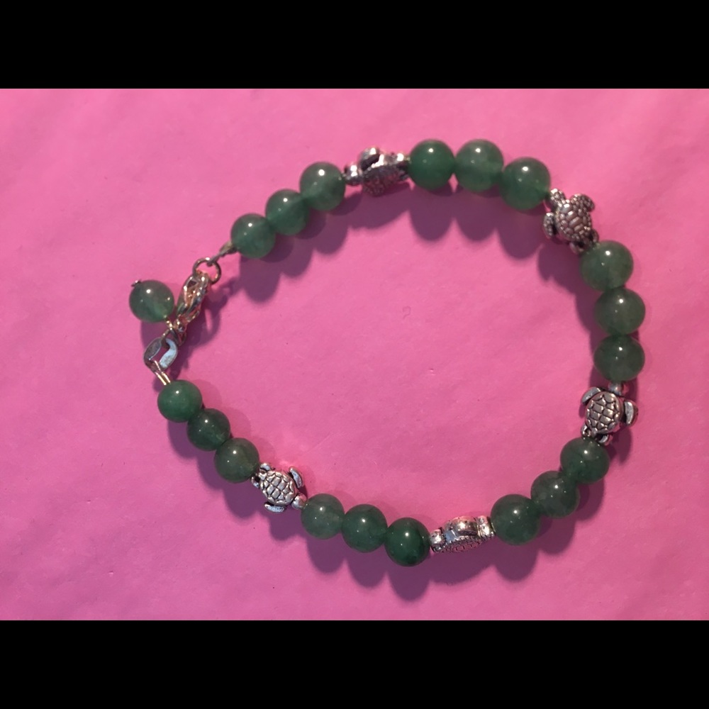 Bracelet with green stone beads with turtle beads. Sterling silver clasp - C4